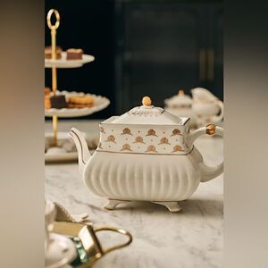 The Met x Anthropologie Stoneware Teapot New In Box  47.8 oz. 7"H